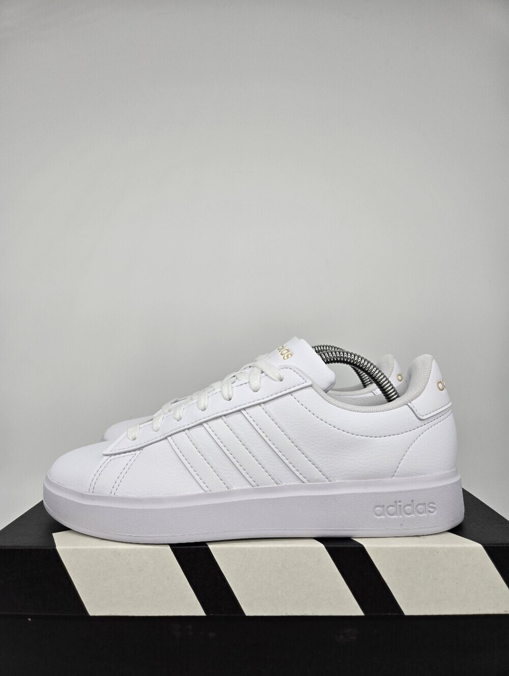 adidas Women's Grand Court 2.0 GW9213 Cloud White Gold Metallic Shoes Size 6